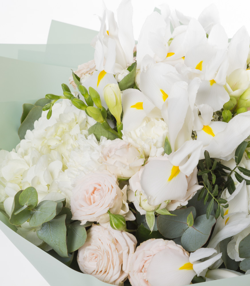 Букет из роз, гортензий и ирисов