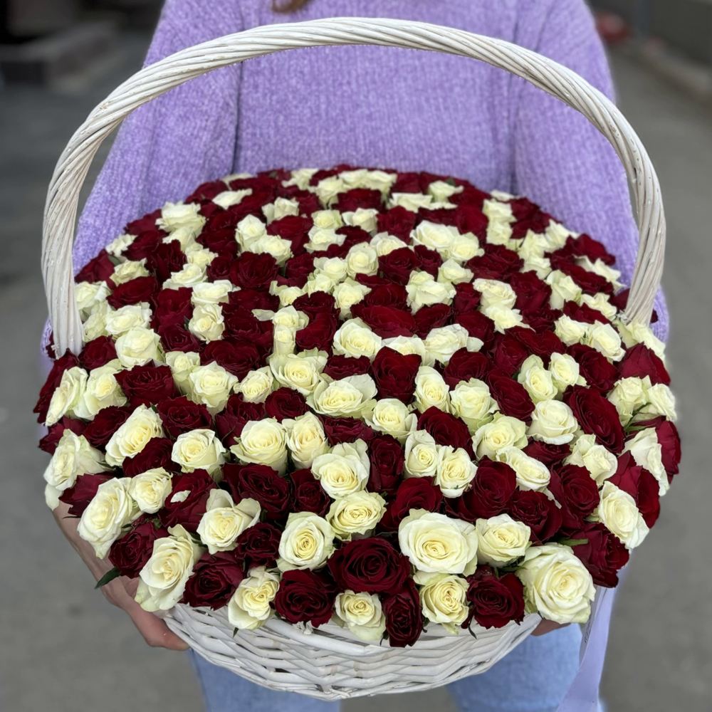 201 красная и белая роза в корзине