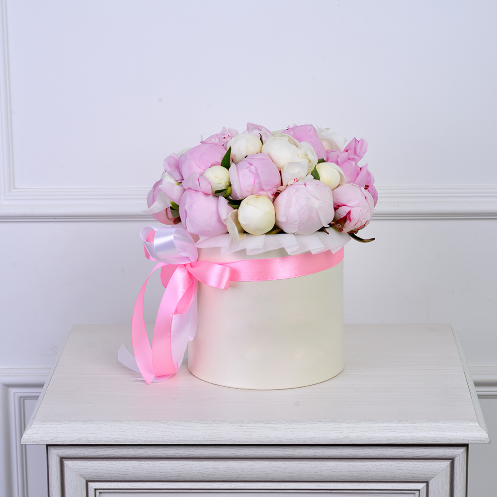 Букет из 25 разноцветных пионов в кремовой шляпной коробке