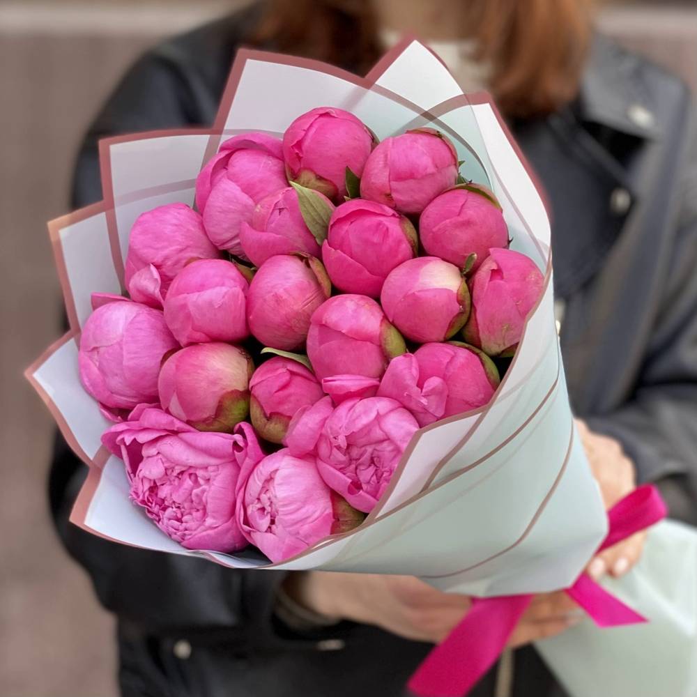 Букет из 19 розовых пионов