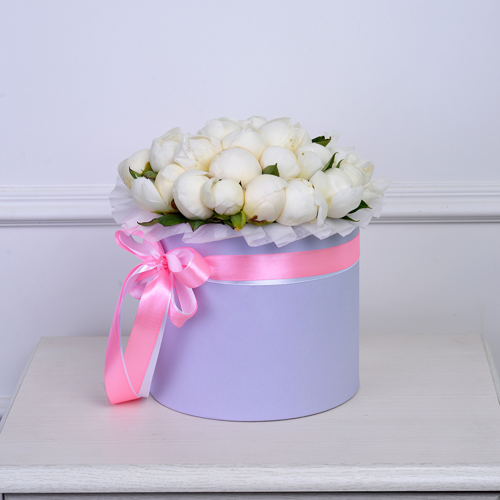 Букет из 35 белых пионов в фиолетовой шляпной коробке