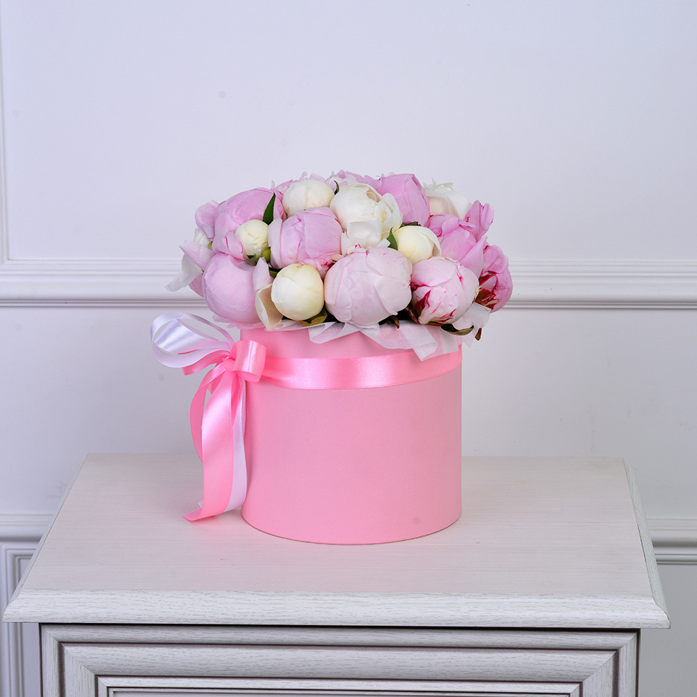 Букет из 25 разноцветных пионов в розовой шляпной коробке