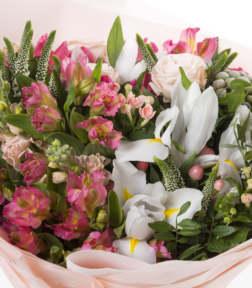 Букет из альстромерий, ирисов и роз