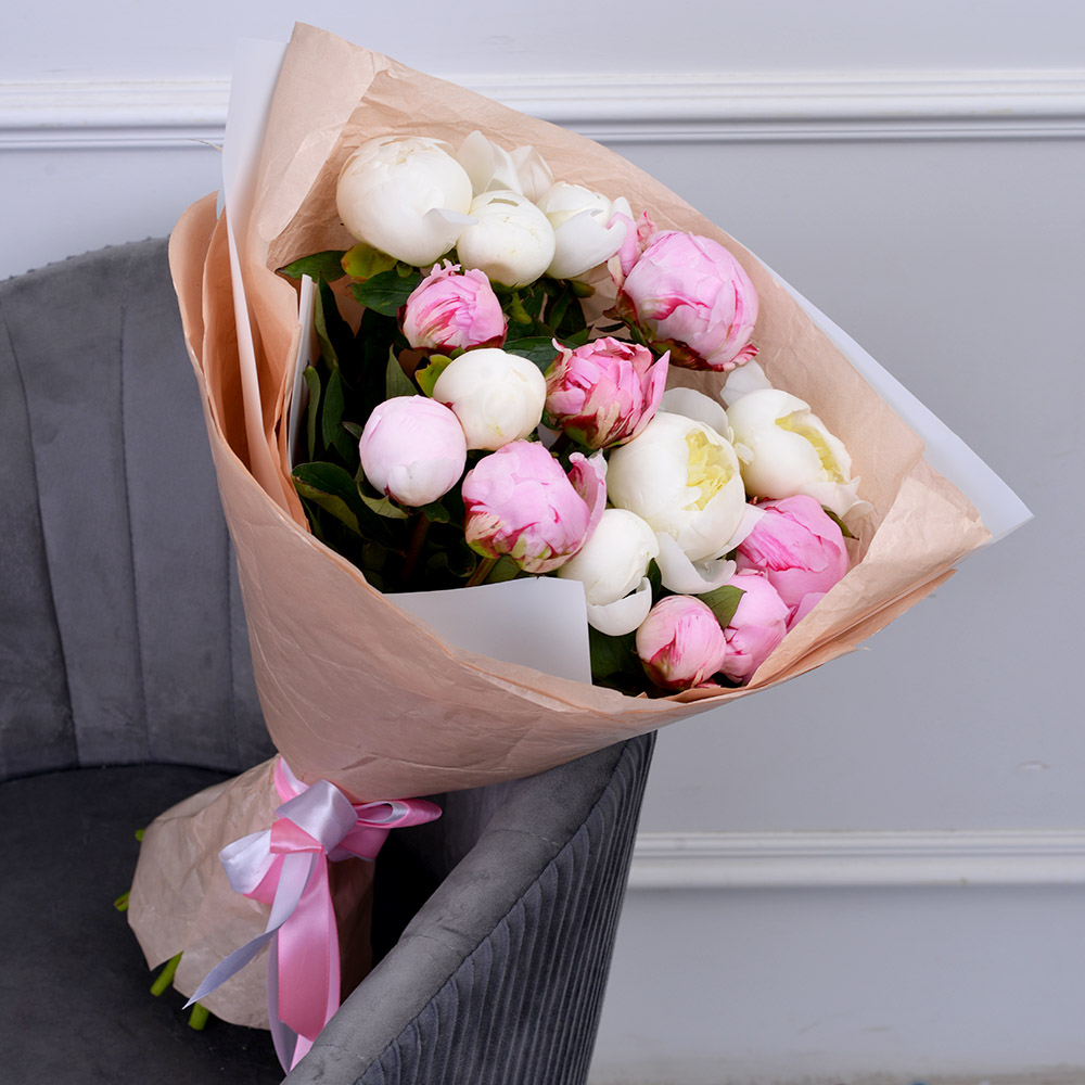 Букет из 15 разноцветных пионов