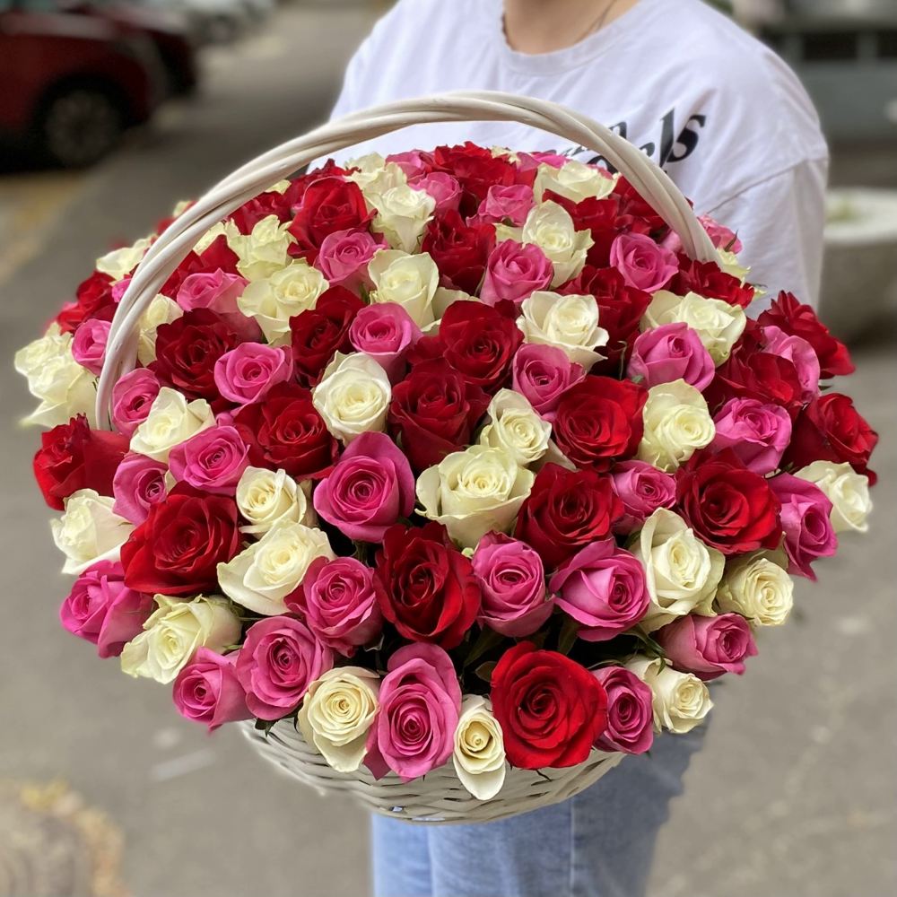 101 роза микс в корзине