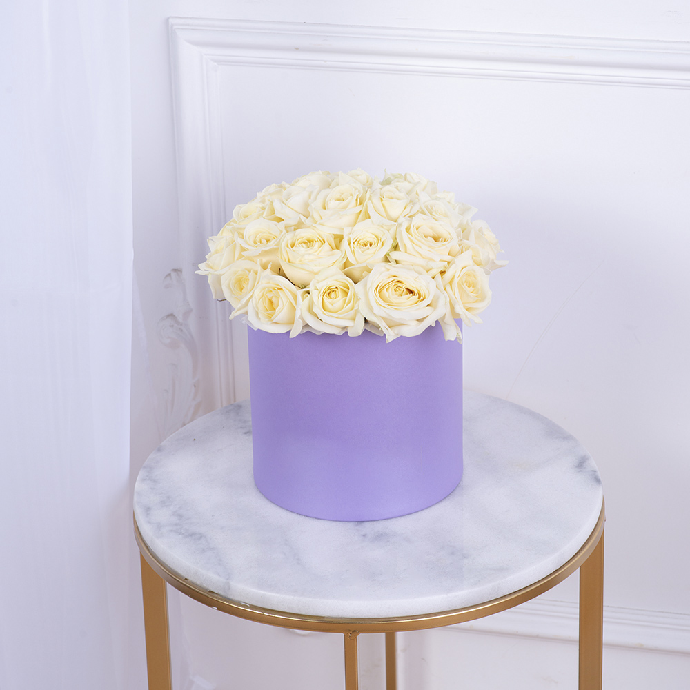 Букет из 35 белых роз premium в фиолетовой шляпной коробке