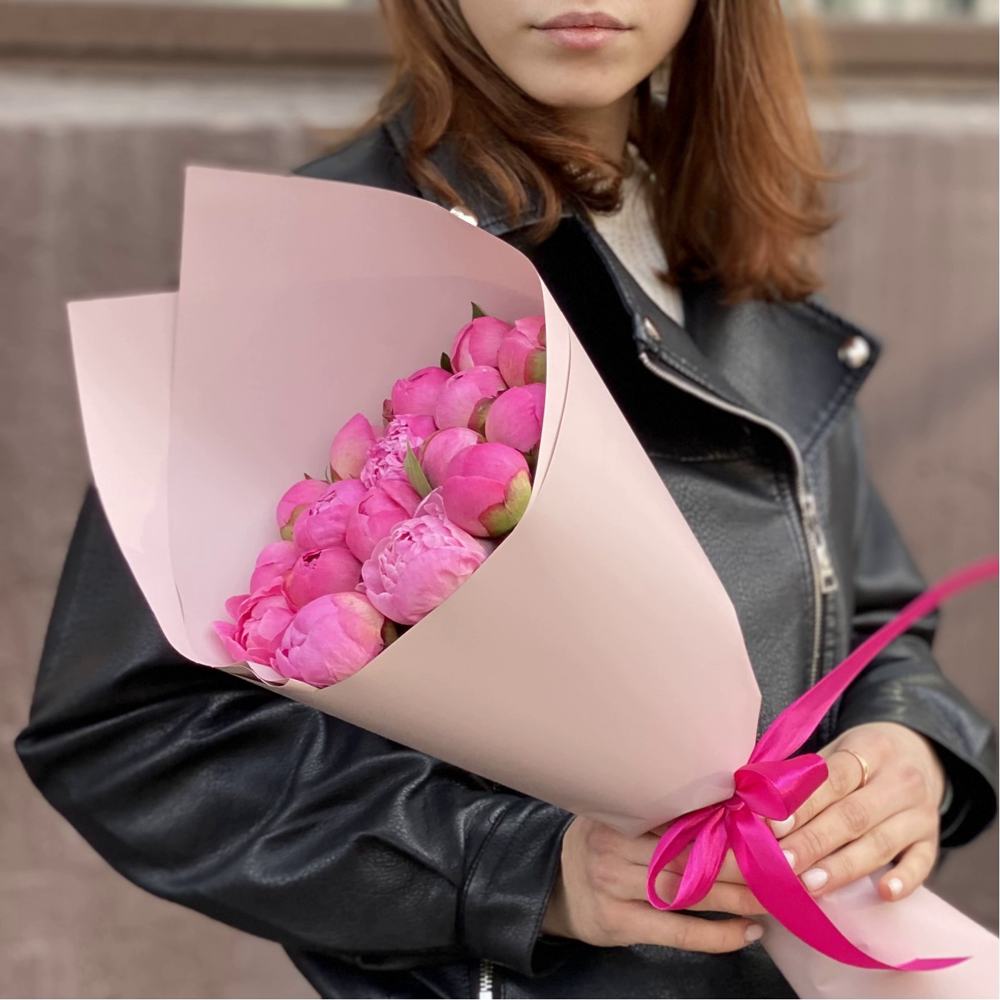 Букет из 17 розовых пионов