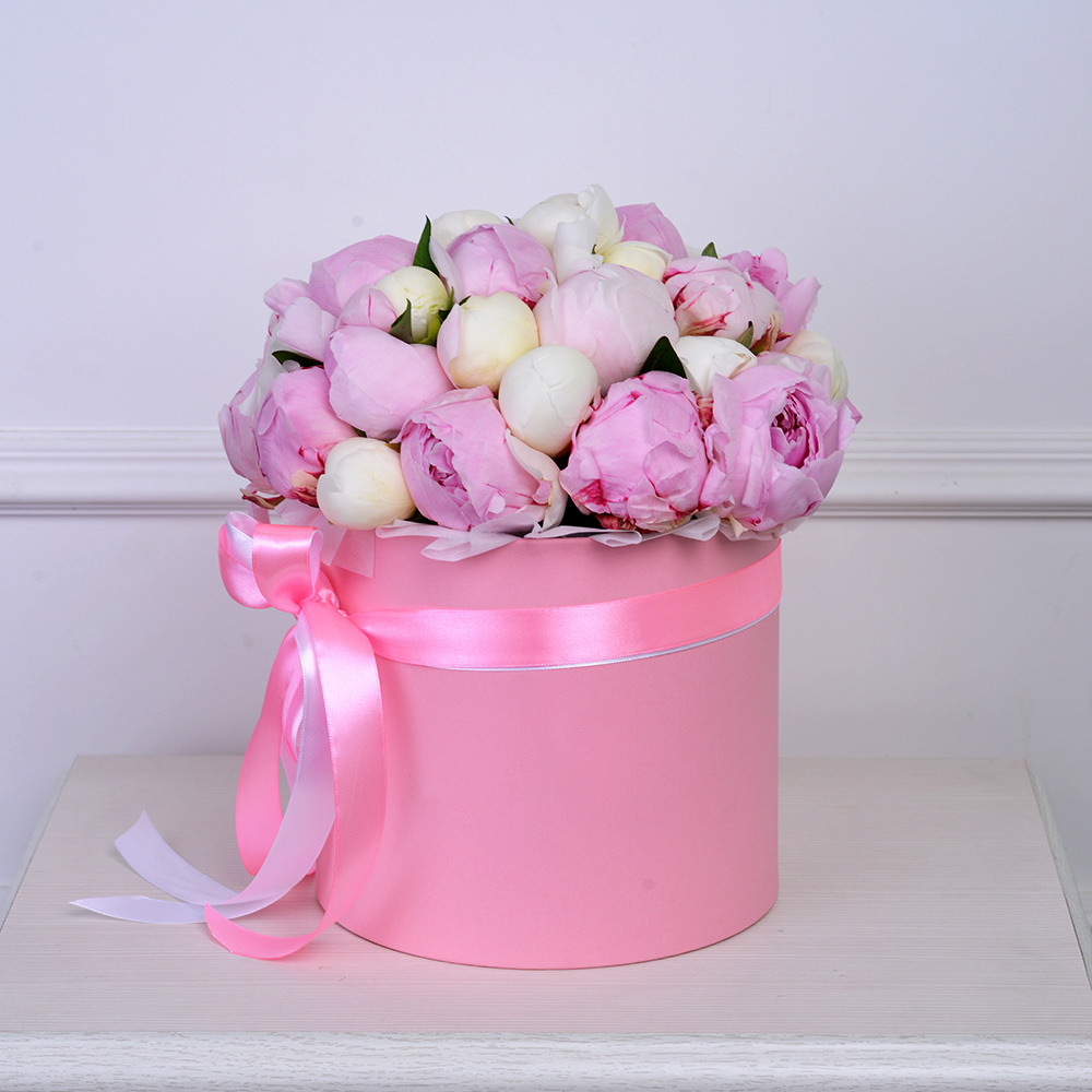 Букет из 35 разноцветных пионов в розовой шляпной коробке