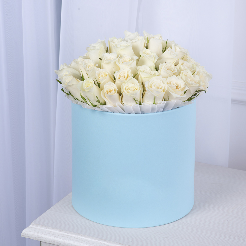 51 белая роза в голубой шляпной коробке