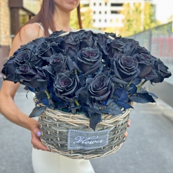 51 чёрная роза в корзине