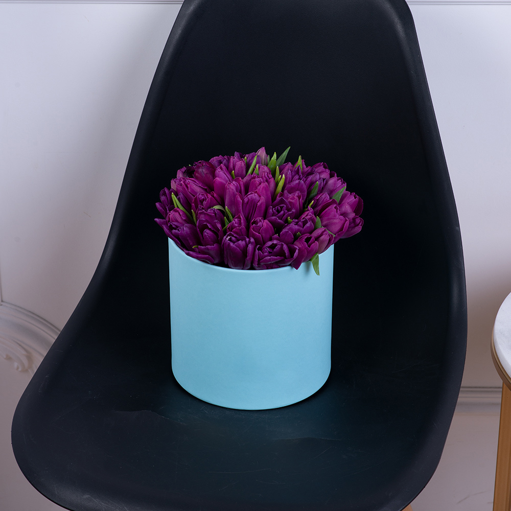 51 фиолетовый тюльпан в голубой шляпной коробке
