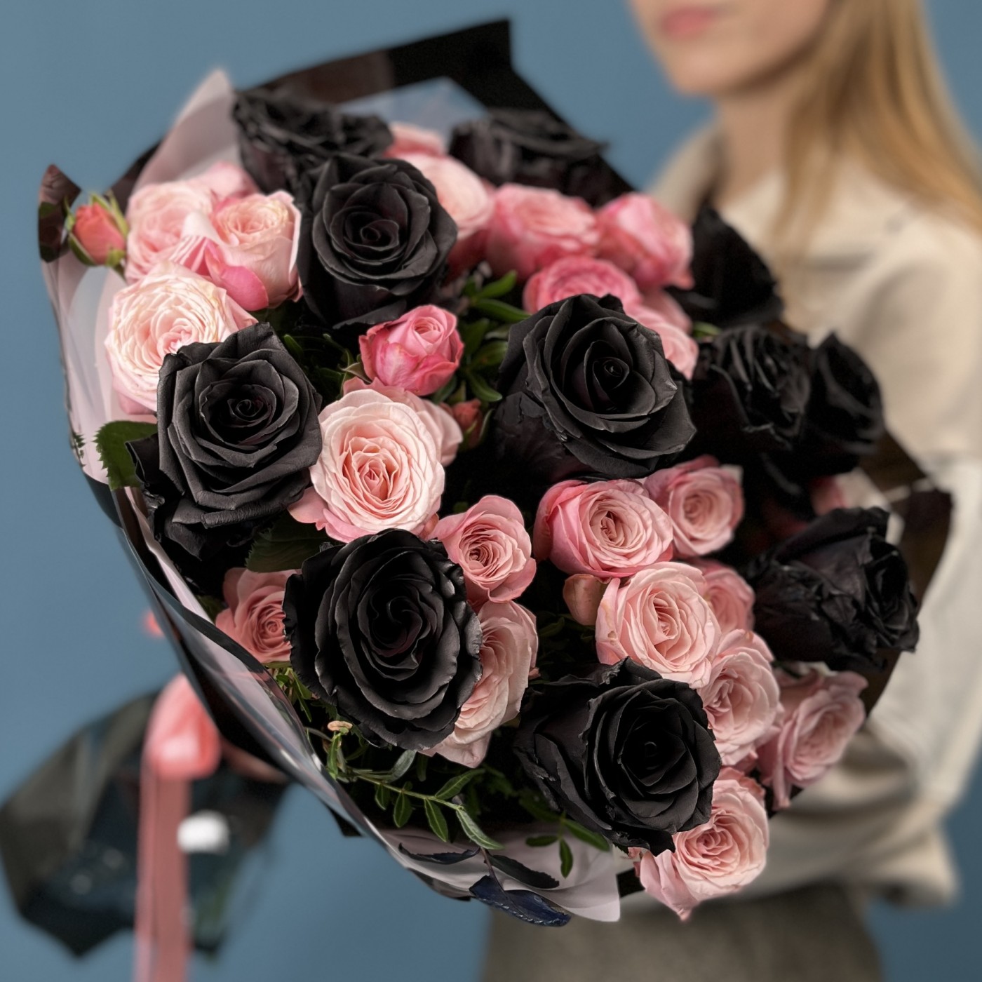 Чёрные розы и кустовые розы