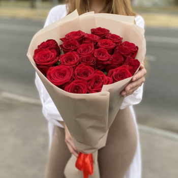Букет из 21 красной розы 70 см