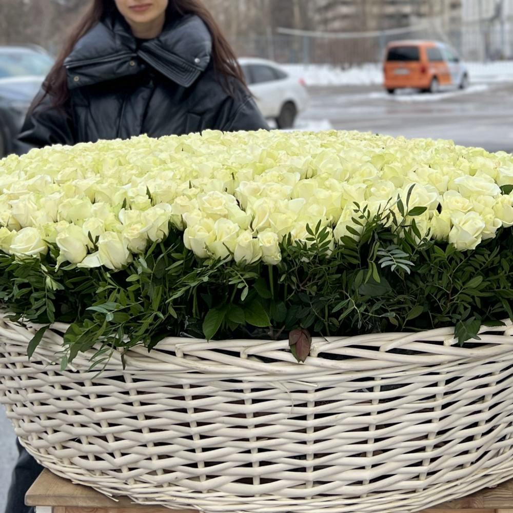 1001 белая роза в корзине