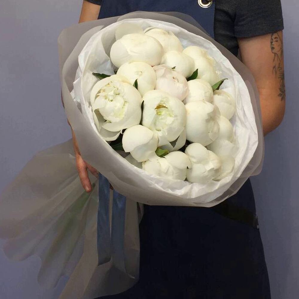 Букет из 15 белых пионов