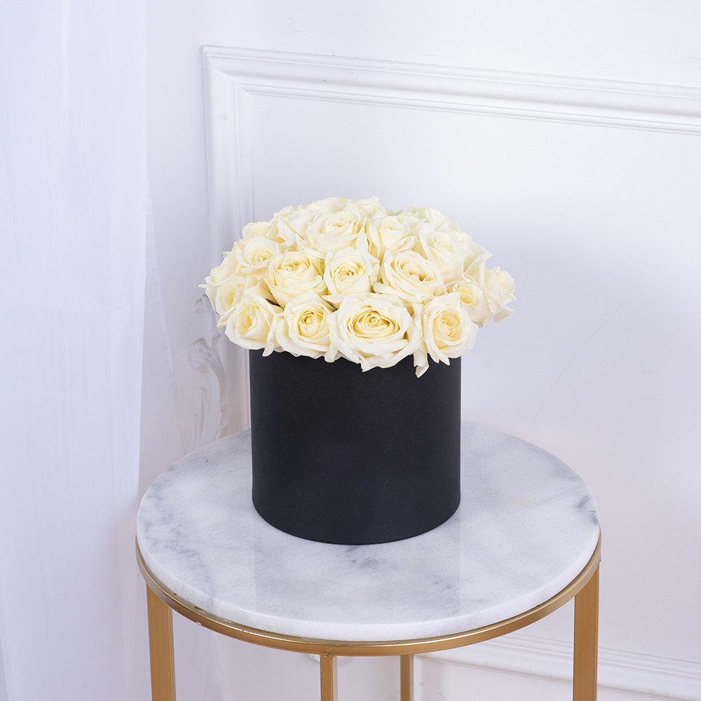 Букет из 35 белых роз premium в черной шляпной коробке