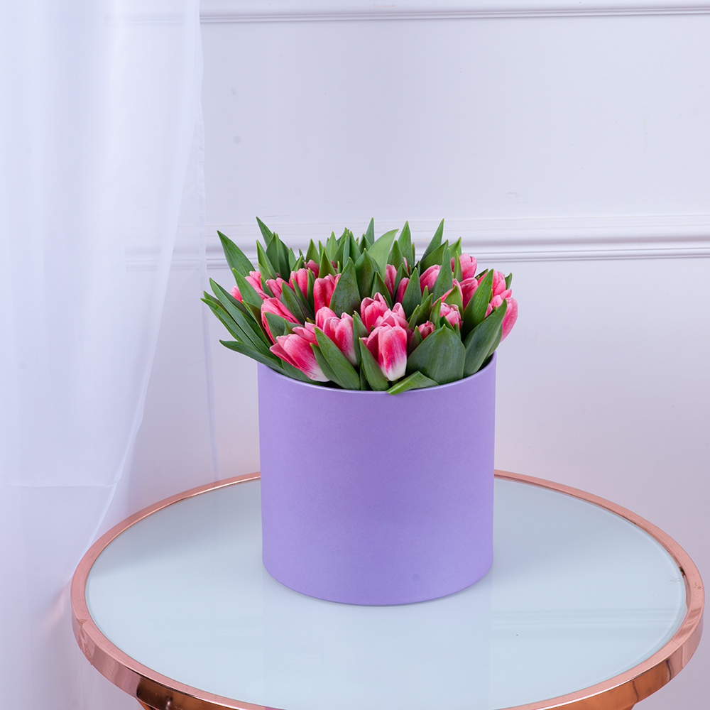 51 Бело-малиновый тюльпан в фиолетовой шляпной коробке