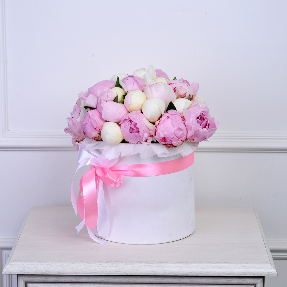 Букет из 35 разноцветных пионов в белой шляпной коробке