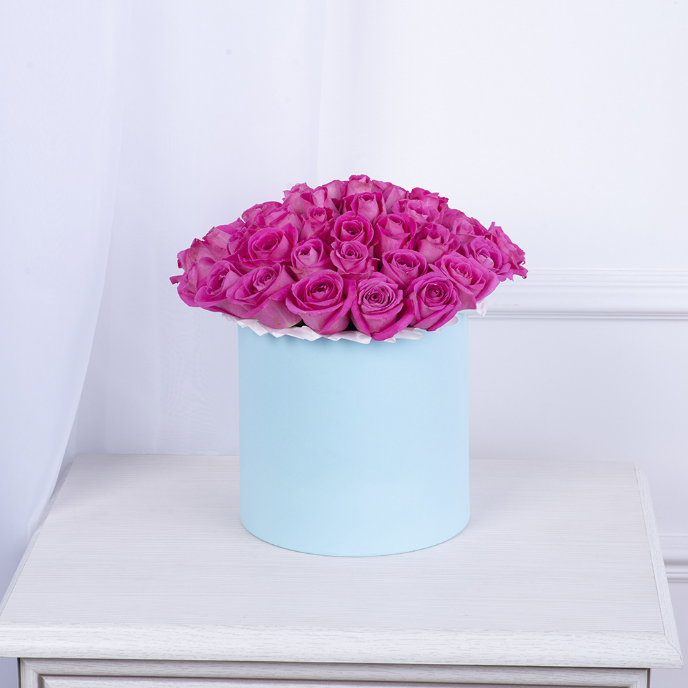 Букет из 35 розовых роз в голубой шляпной коробке
