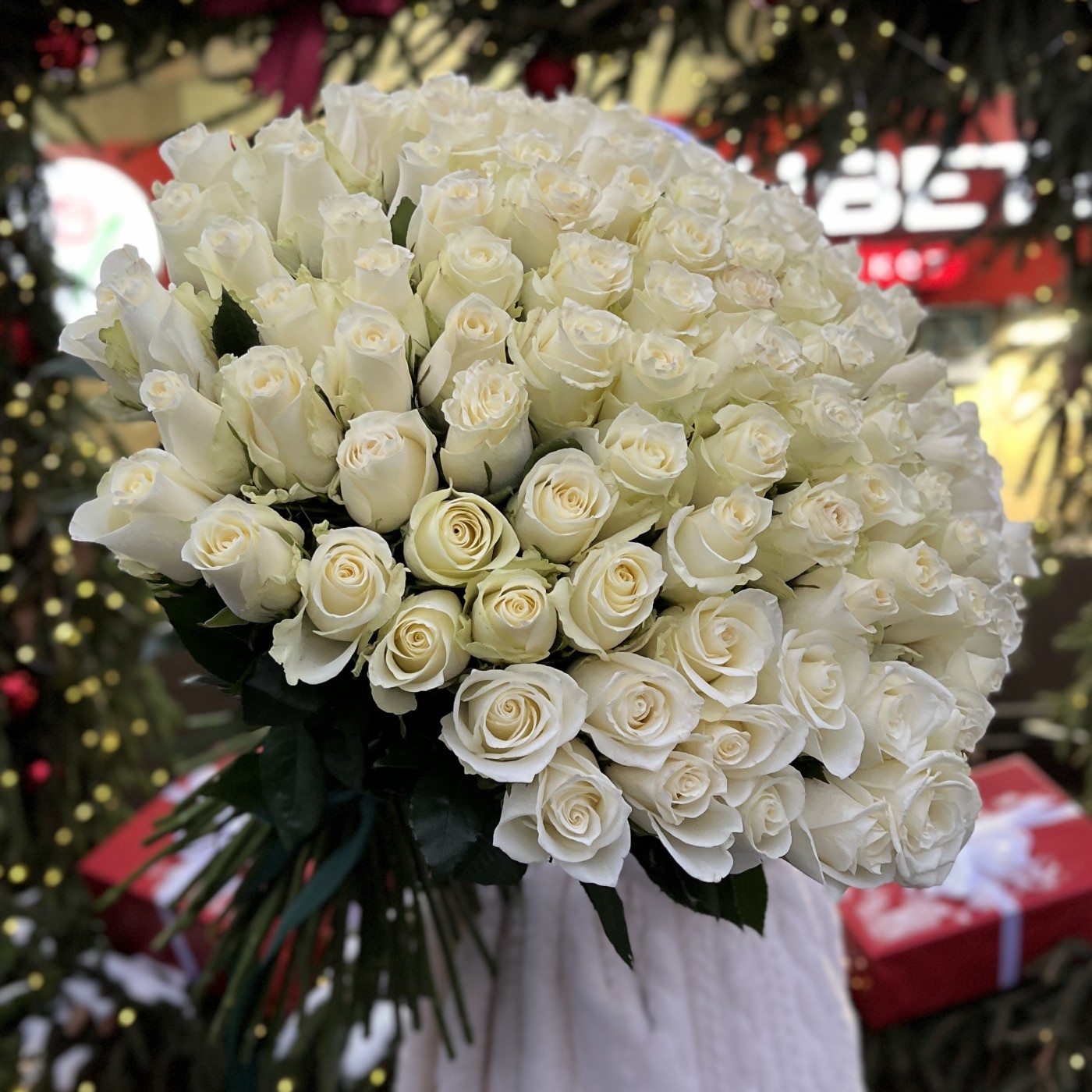 101 белая роза Эквадор 70 см