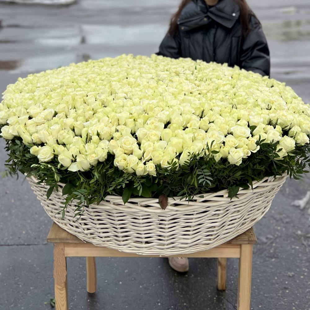 1001 белая роза в корзине