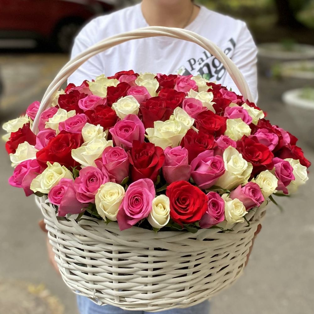 101 роза микс в корзине