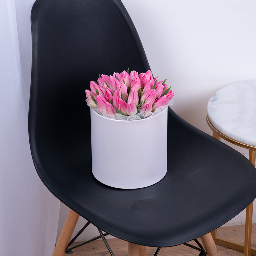 35 розовых тюльпан в белой шляпной коробке