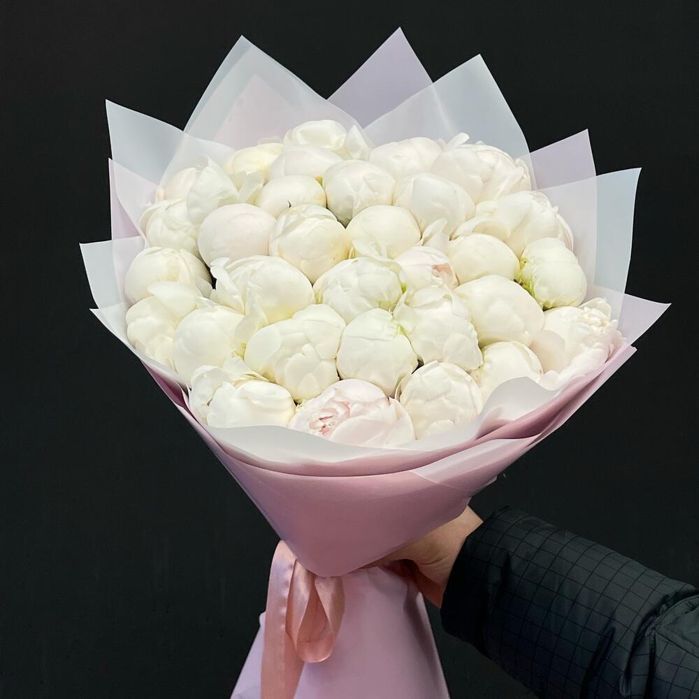 Букет из 31 белого пиона