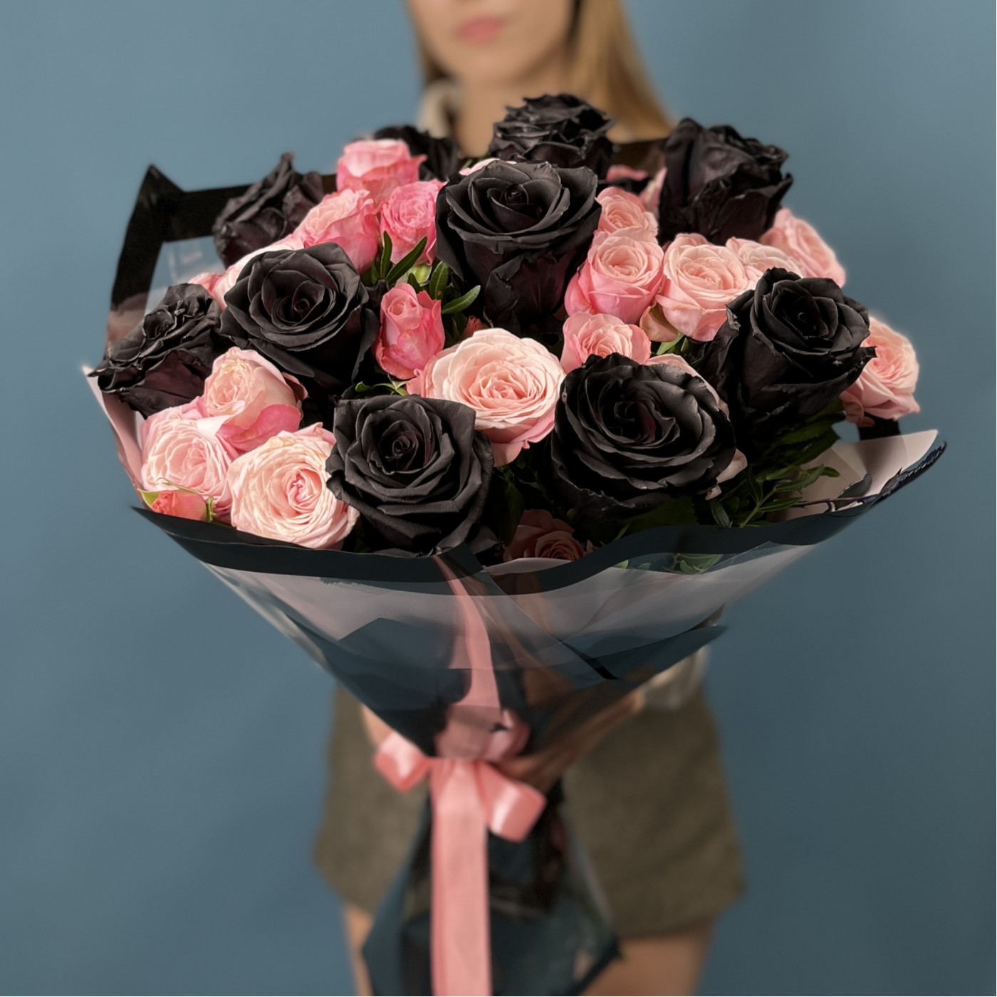 Чёрные розы и кустовые розы