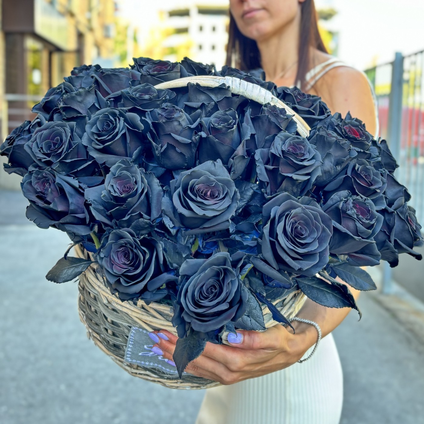 51 чёрная роза в корзине