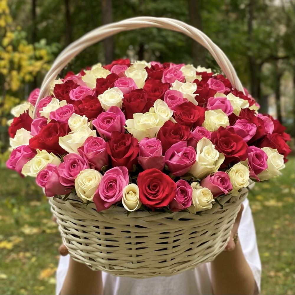 101 роза микс в корзине