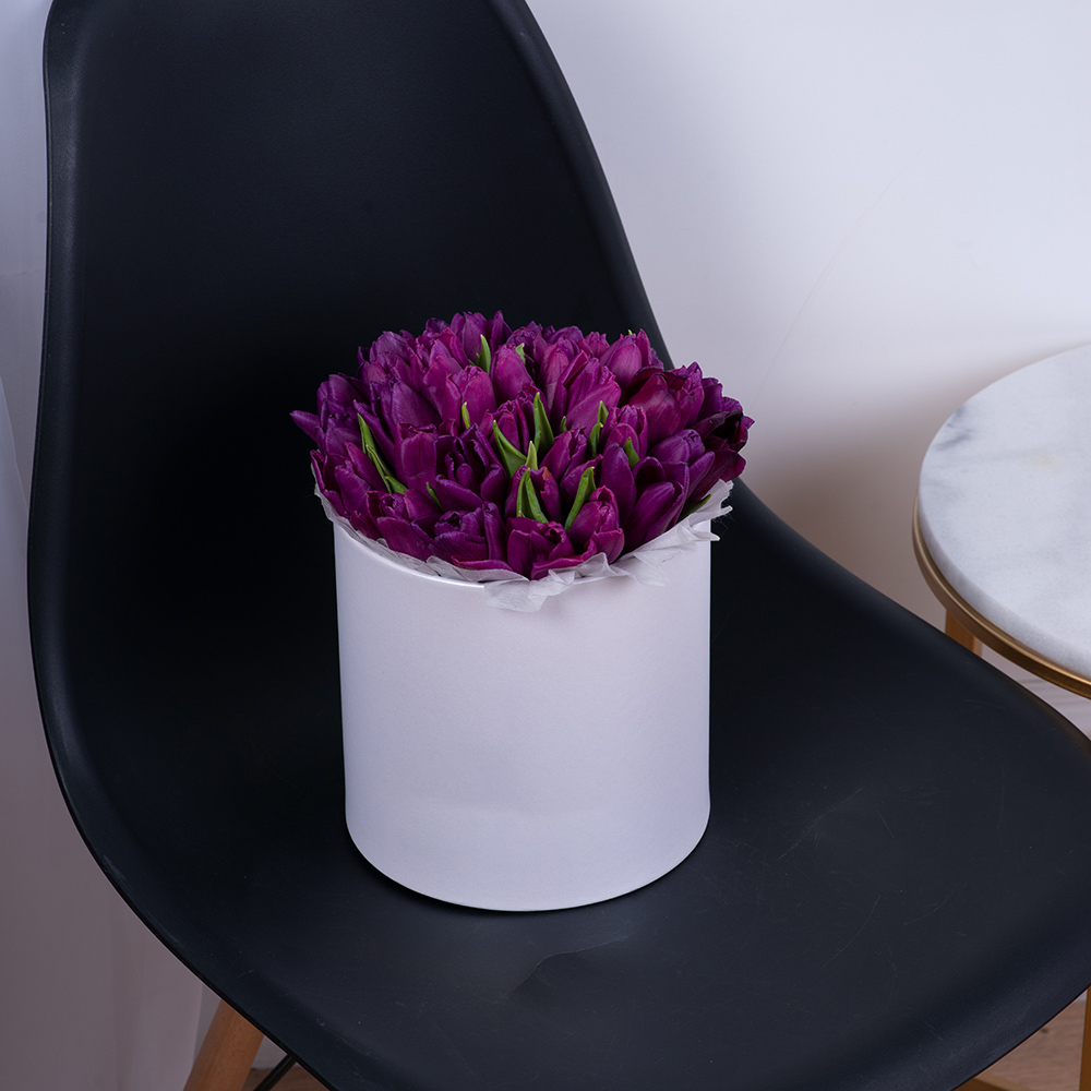 35 фиолетовых тюльпан в белой шляпной коробке