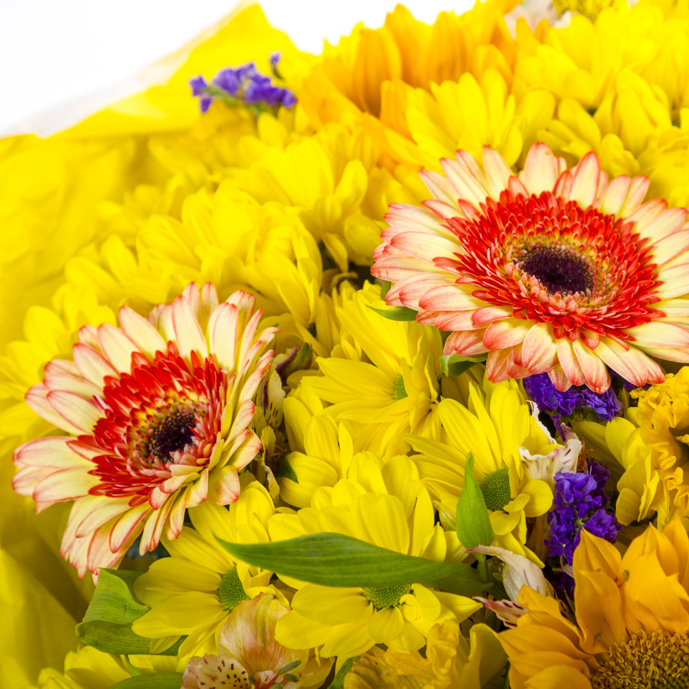 Букет из гербер, альстромерий и подсолнухов