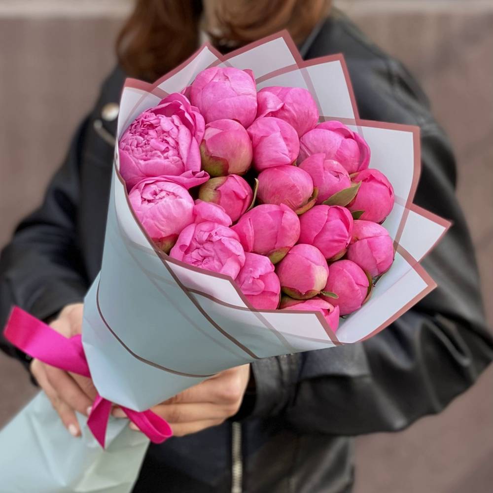 Букет из 19 розовых пионов
