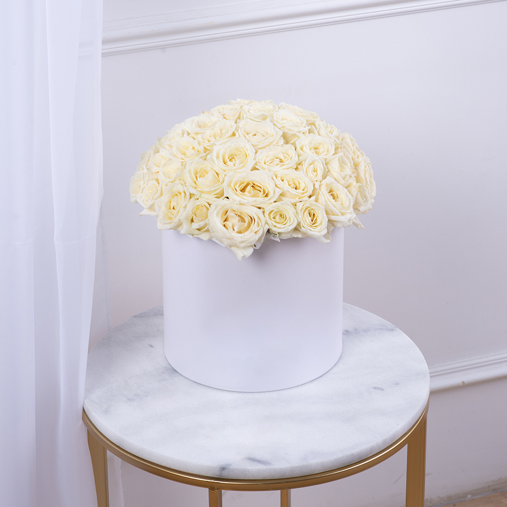 Букет из 51 белой розы premium в кремовой шляпной коробке