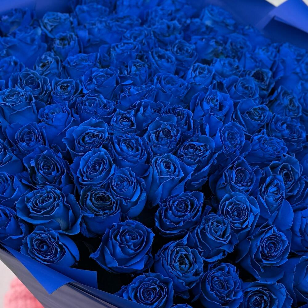 Букет из 101 синей розы в оформлении