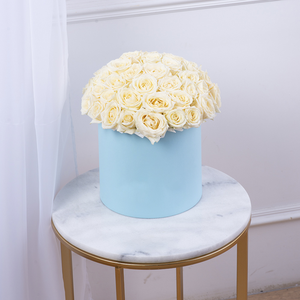 Букет из 51 белой розы premium в голубой шляпной коробке