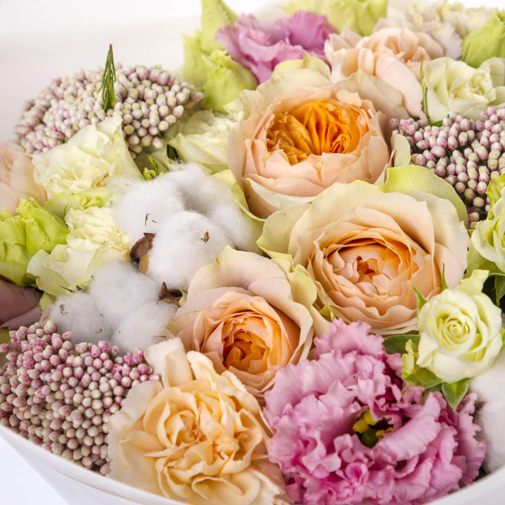 Букет с кустовой розой и хлопком