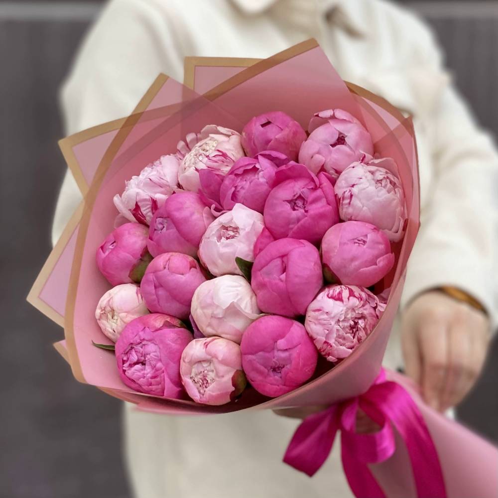 Букет из 19 разноцветных пионов