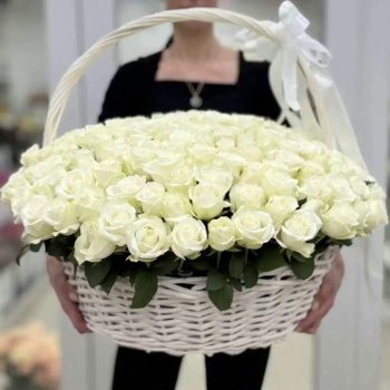 201 белая роза в корзине с лентой