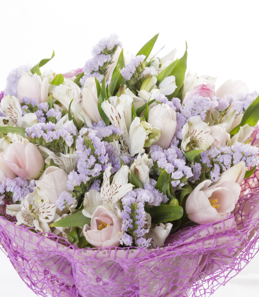 Букет с тюльпанами, альстромерией и статицей