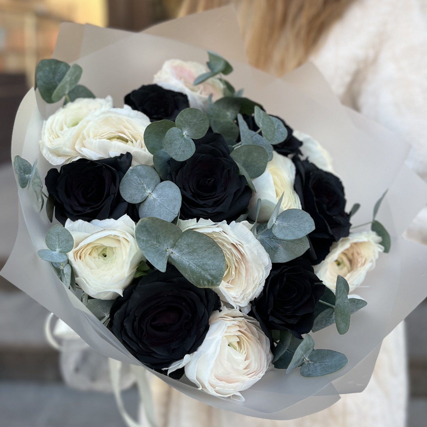 Чёрные розы с ранункулюсами