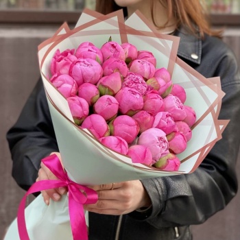 Букет из 31 розового пиона