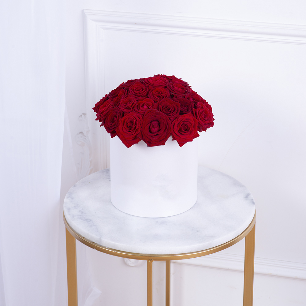 Букет из 35 красных роз premium в белой шляпной коробке