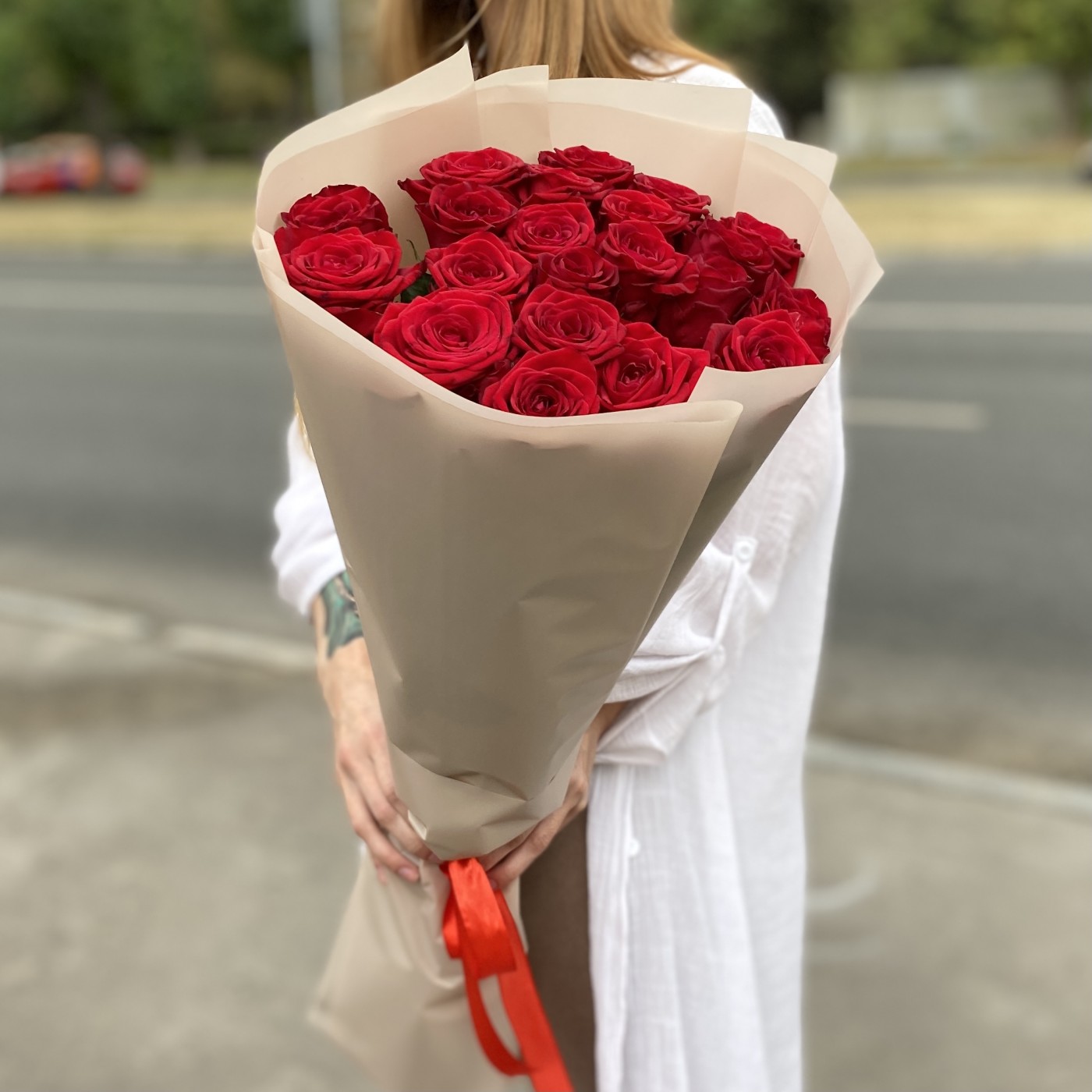 Букет из 21 красной розы 70 см