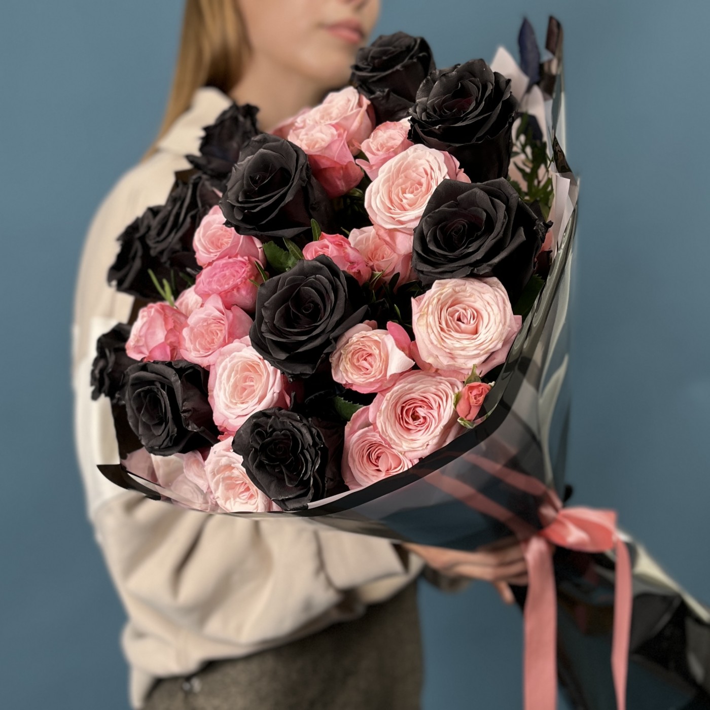 Чёрные розы и кустовые розы