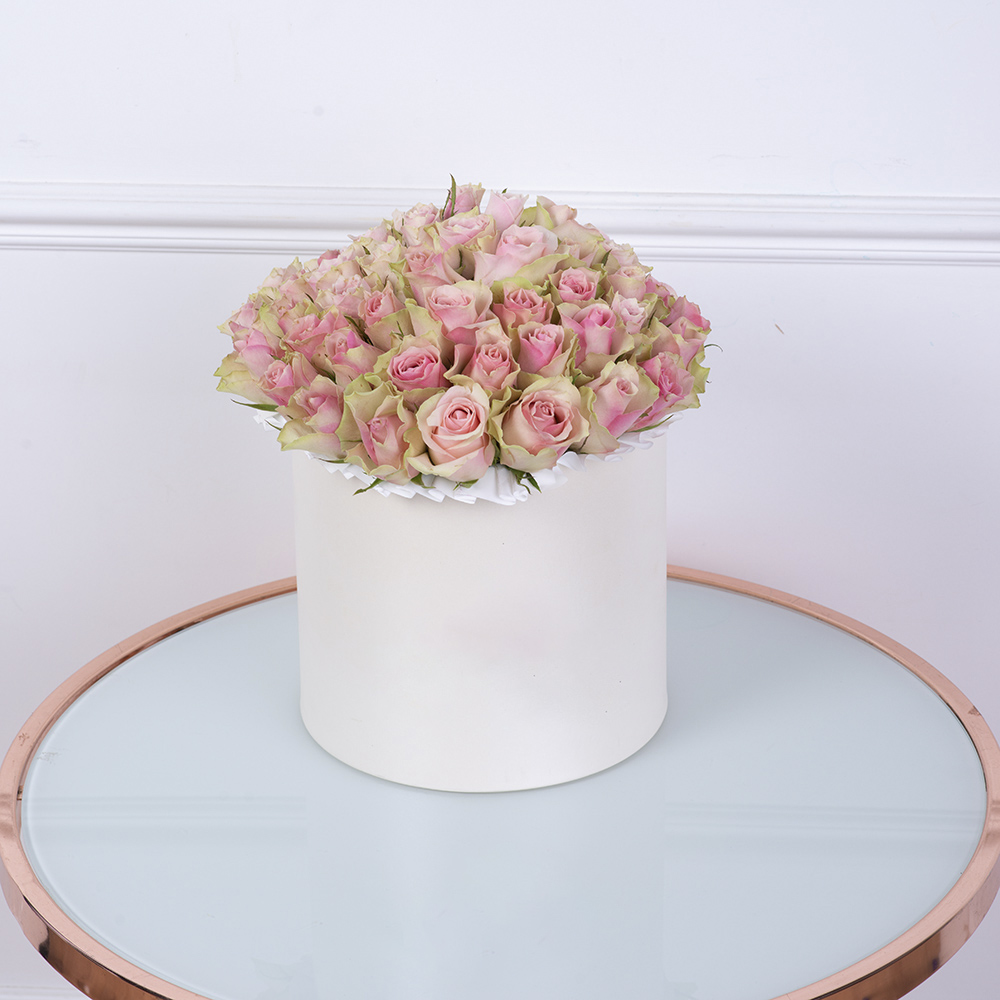 Букет из 75 бело-розовых роз в кремовой шляпной коробке