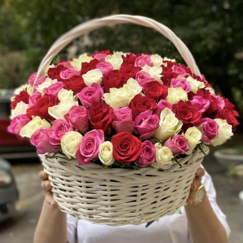 101 роза микс в корзине