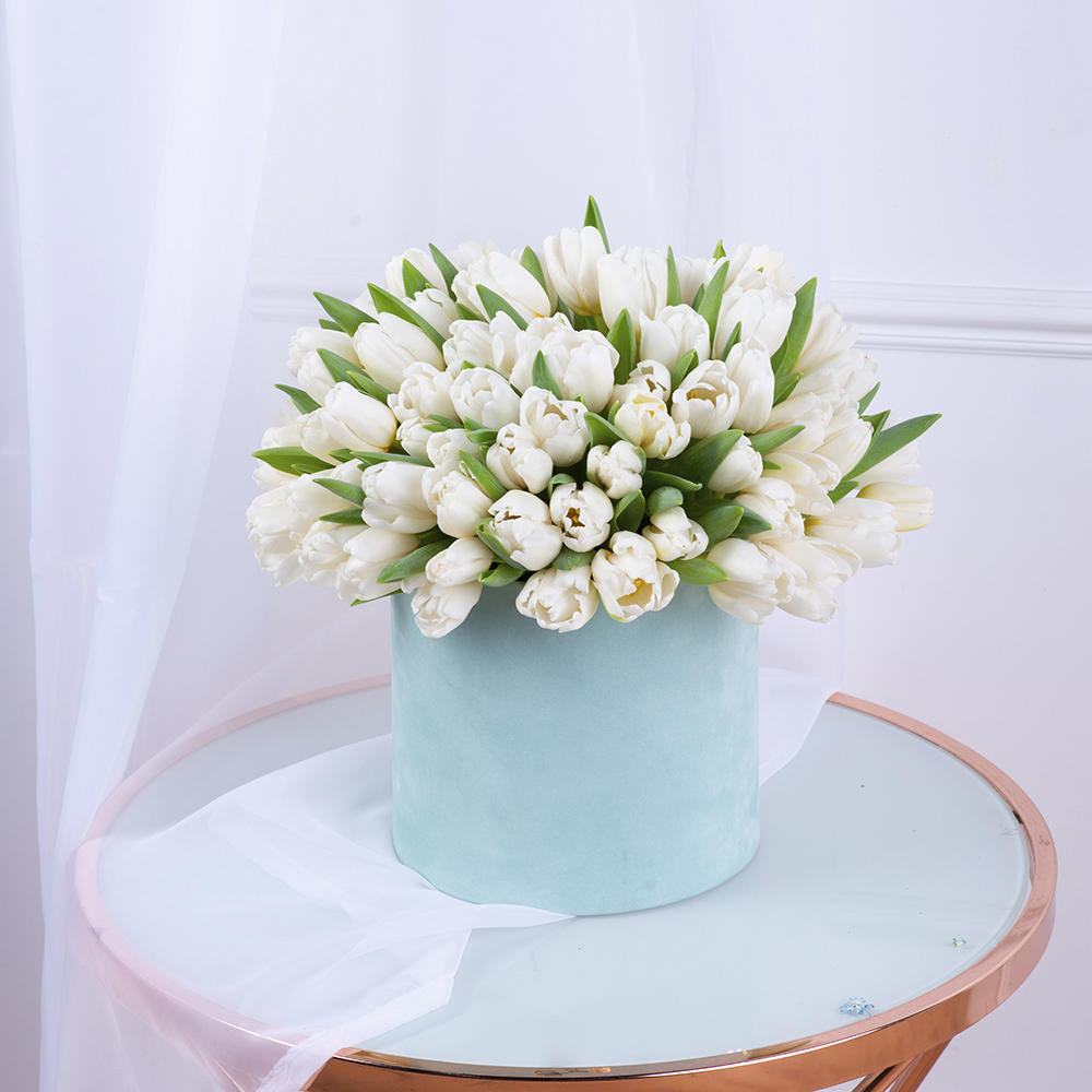 51 белый тюльпан в бархатной шляпной коробке