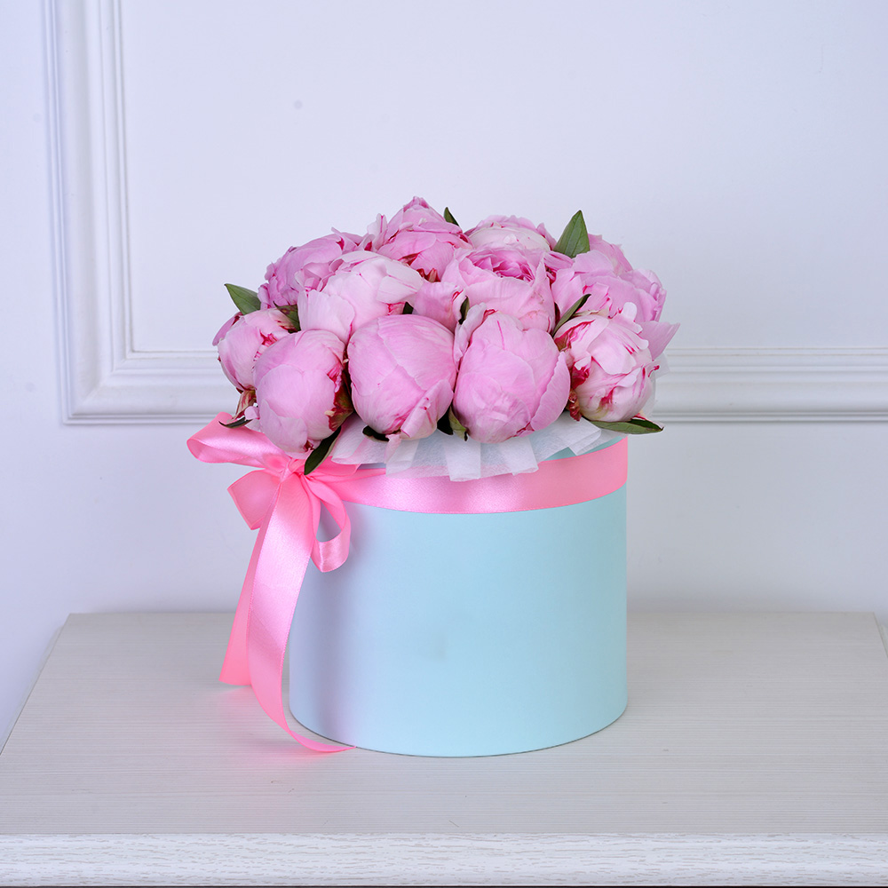 Букет из 19 розовых пионов в голубой шляпной коробке
